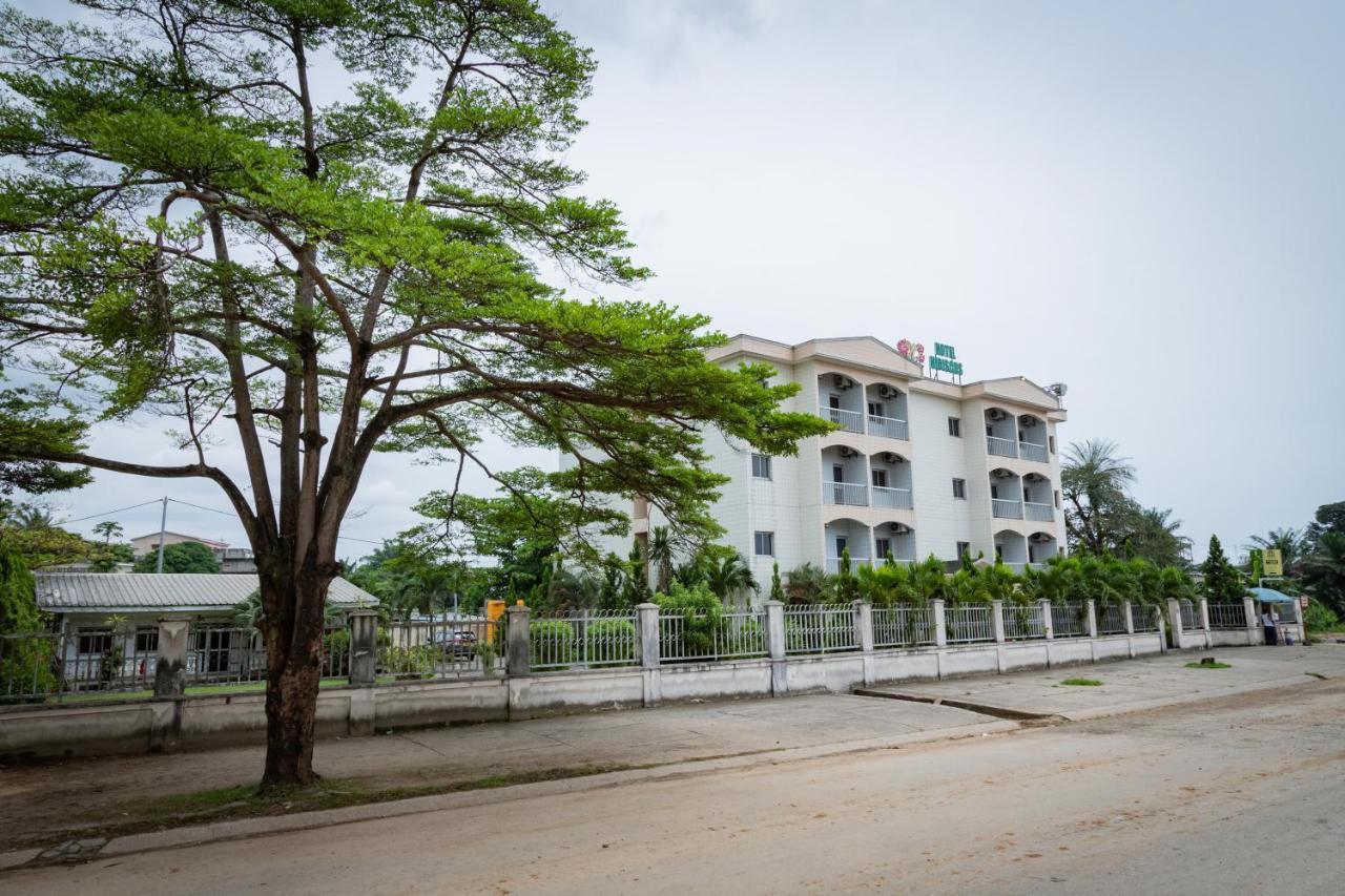 Hotel Hibiscus Blvd Triomphal Либревил Екстериор снимка