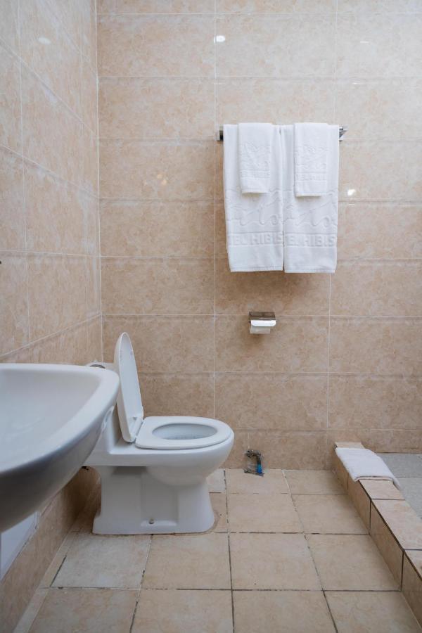 Hotel Hibiscus Blvd Triomphal Либревил Екстериор снимка