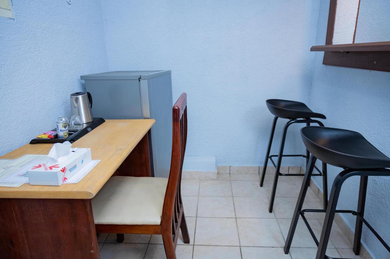 Hotel Hibiscus Blvd Triomphal Либревил Екстериор снимка