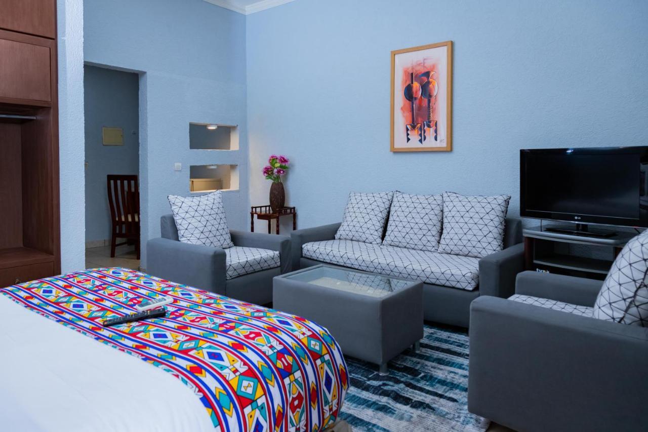 Hotel Hibiscus Blvd Triomphal Либревил Екстериор снимка